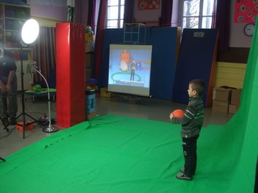 Filmage des enfants sur le fond vert avec leurs actions choisies